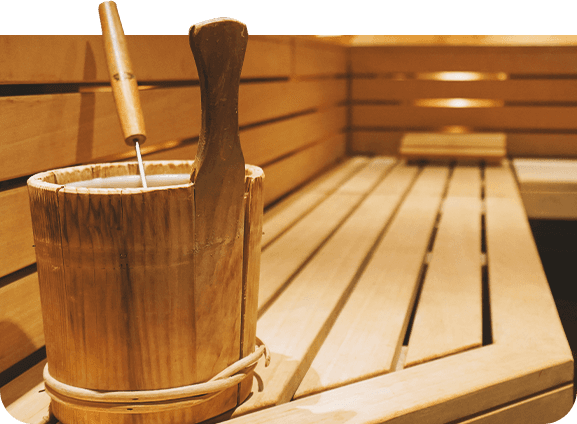 Wnętrze sauny z drewnianym wiaderkiem