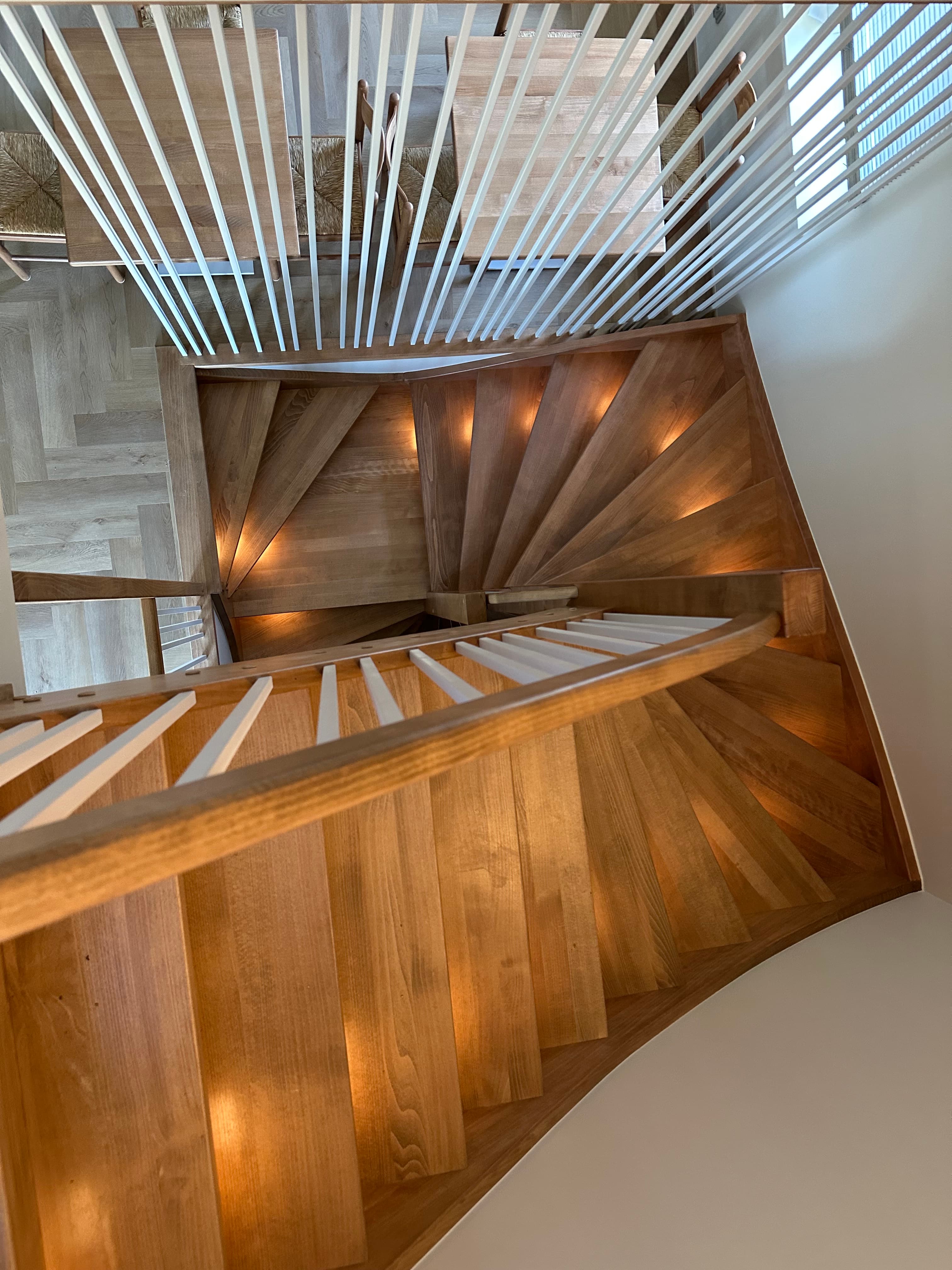 Drewniane schody z podświetleniem